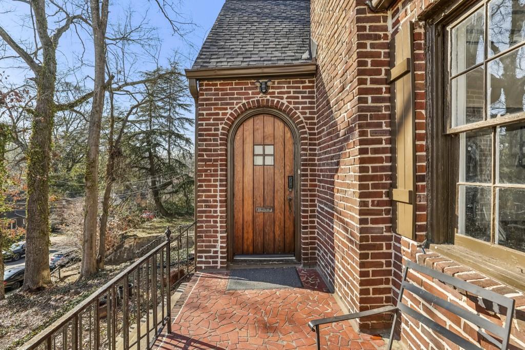 918 Glen Arden Way NE