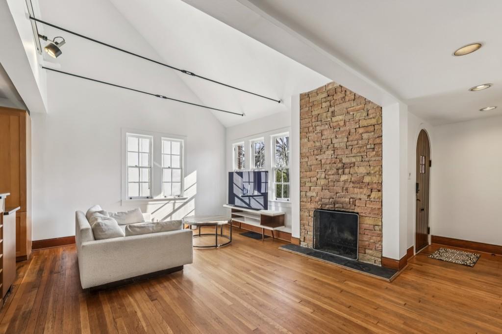 918 Glen Arden Way NE