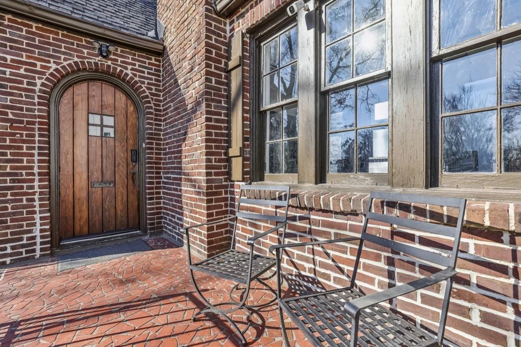 918 Glen Arden Way NE