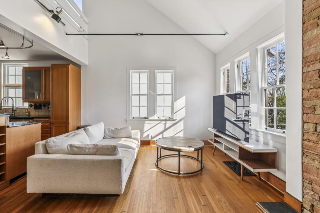 918 Glen Arden Way NE