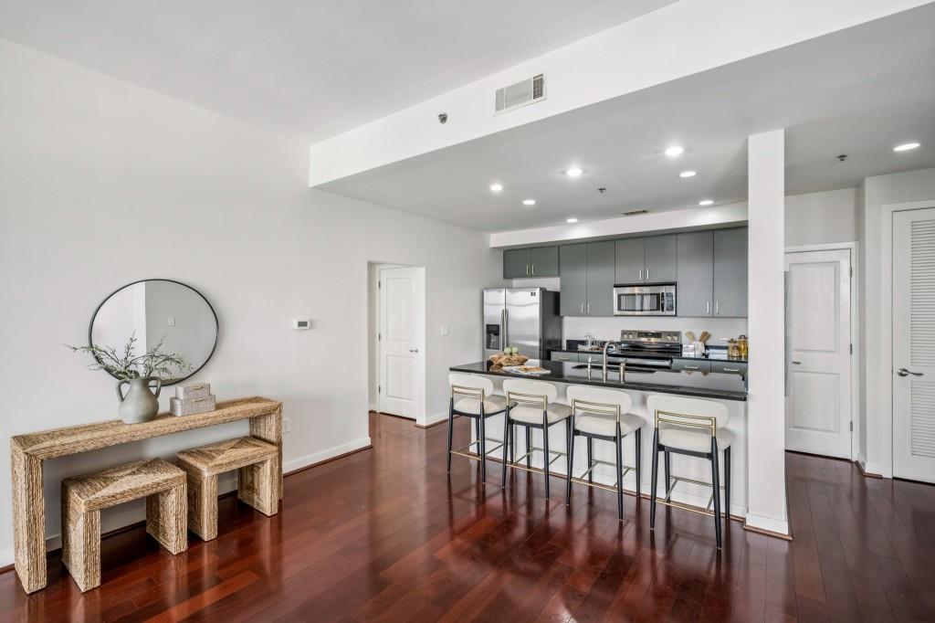 565 Peachtree Street NE Unit 1610