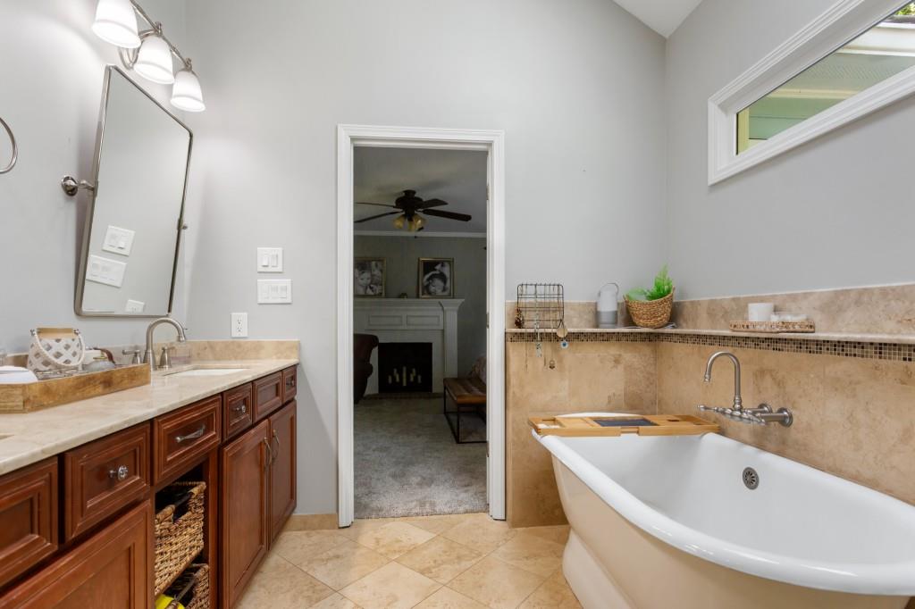 965 Hickory Oak Hollow