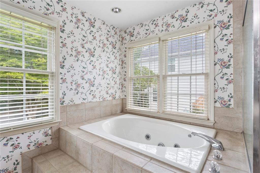 1802 Hunters Glen NE