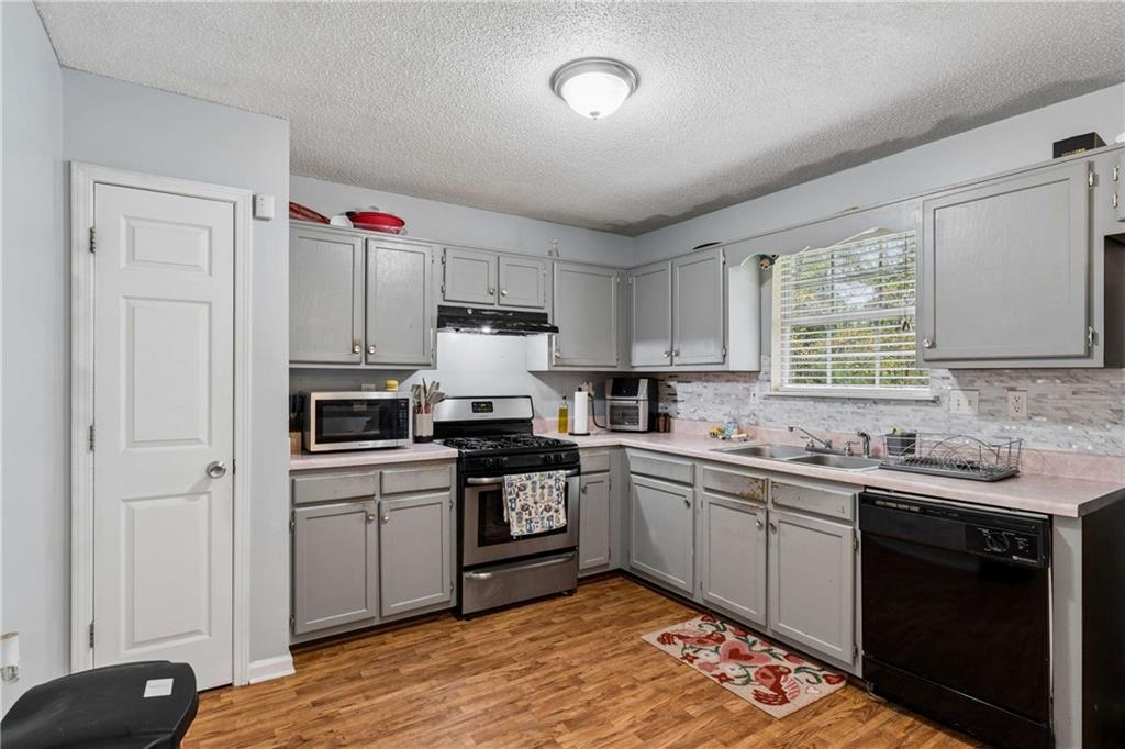 7598 Stonebush Way