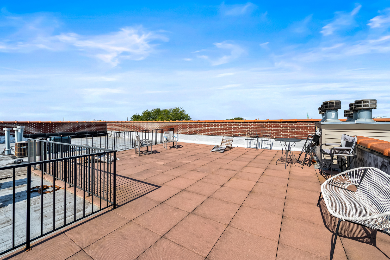 2401 N Janssen Avenue Unit: 203