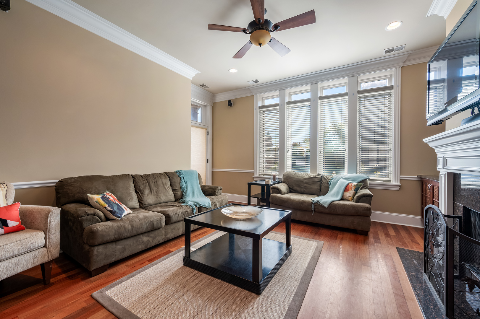 2401 N Janssen Avenue Unit: 203