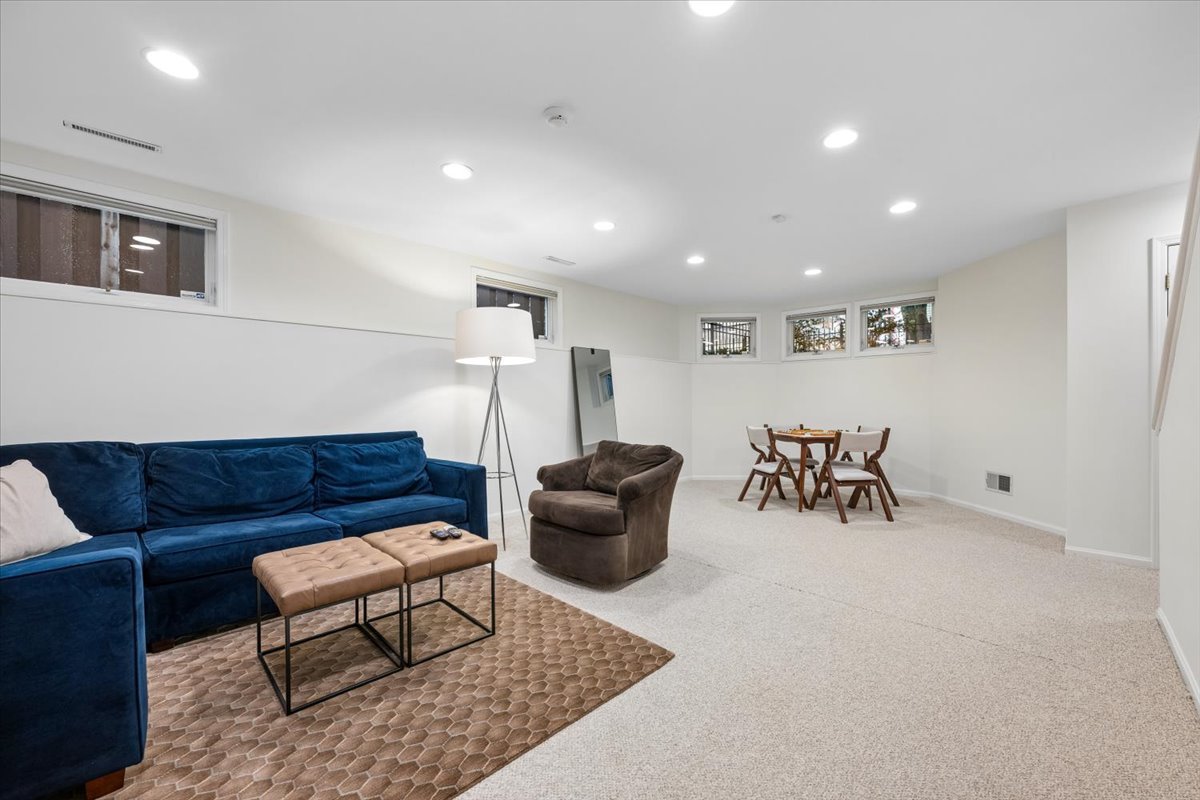331 W Evergreen Avenue
