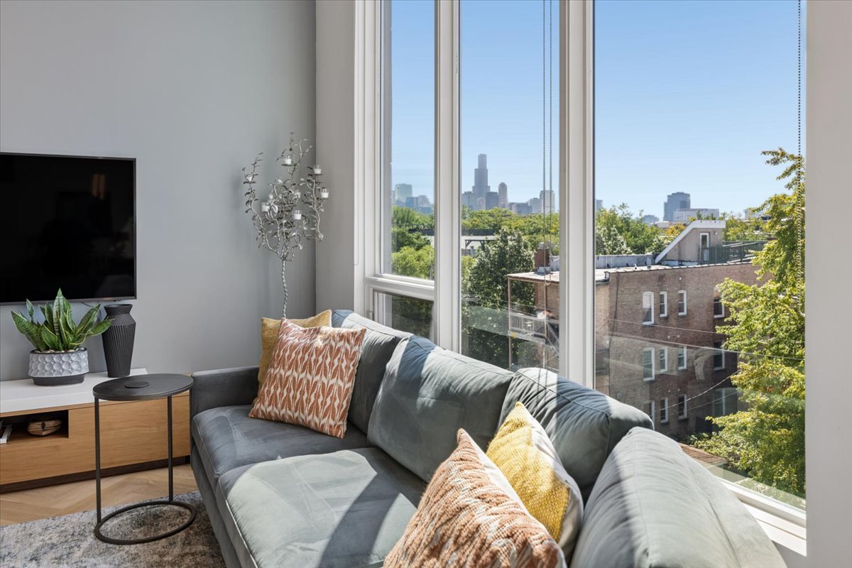 1809 W Chicago Avenue Unit: 4S