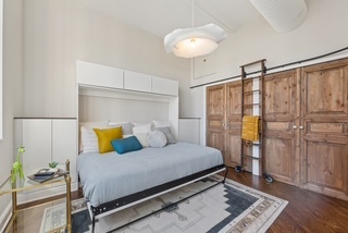 360 W Illinois Street Unit: 8A