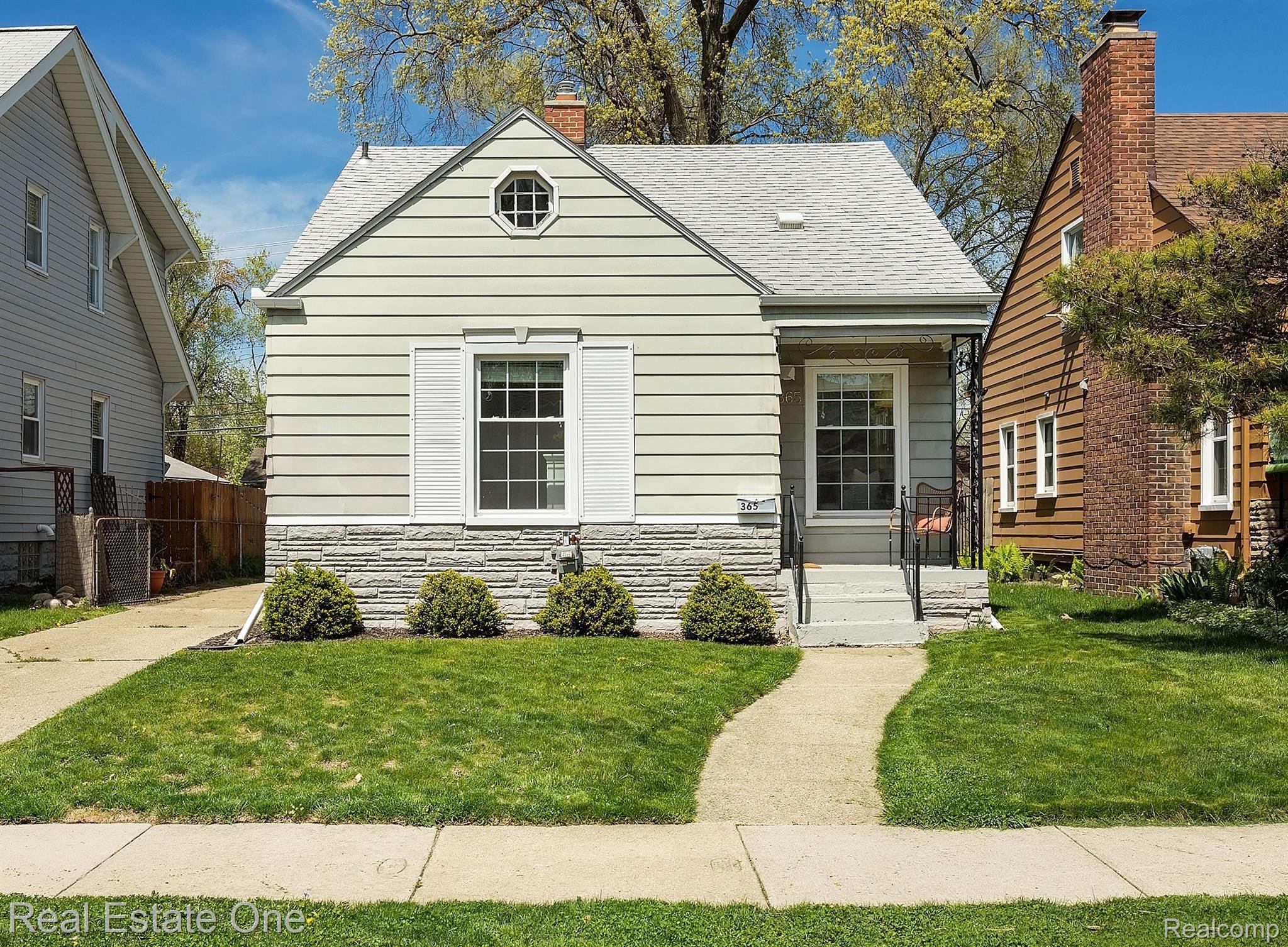 365 E WOODLAND ST