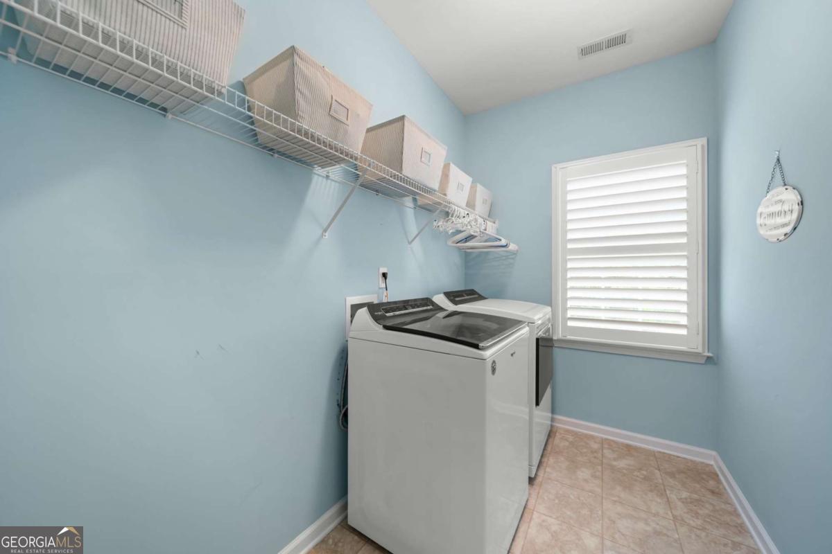 1152 Lakefield Walk