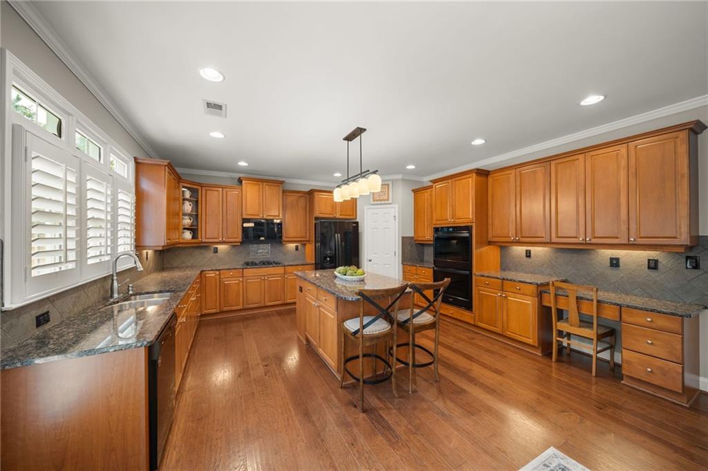 1152 Lakefield Walk