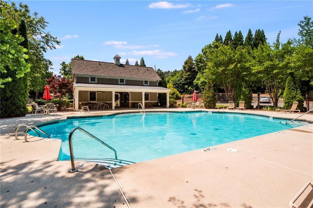 1152 Lakefield Walk