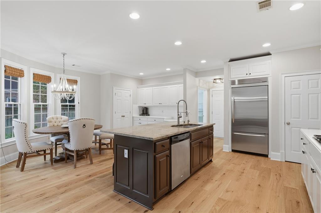 730 Hunting View Point.