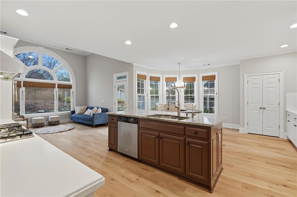 730 Hunting View Point.