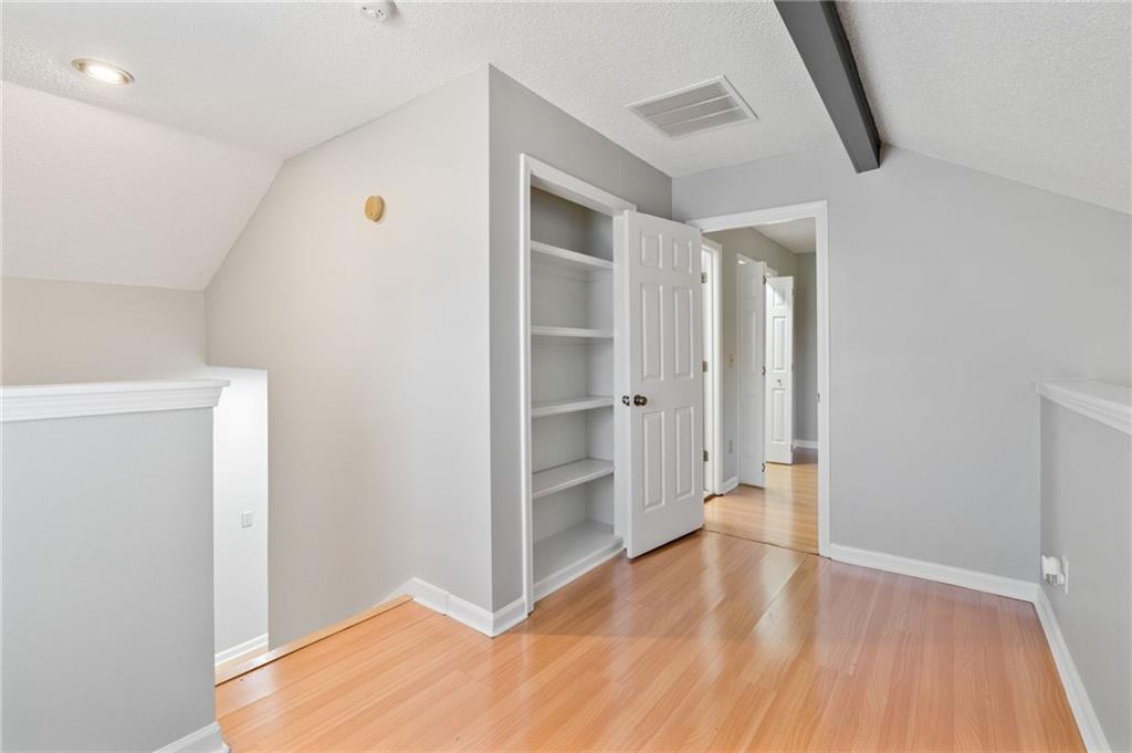 1064 Creatwood Circle SE