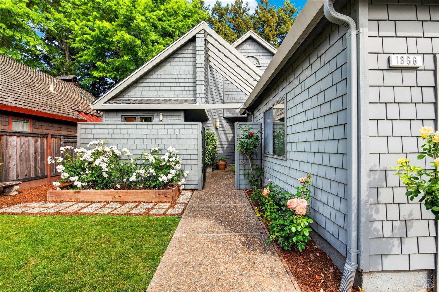 1866 Oak Circle