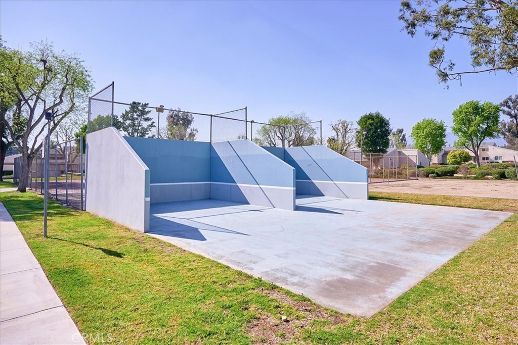 1337 N Elderberry Avenue