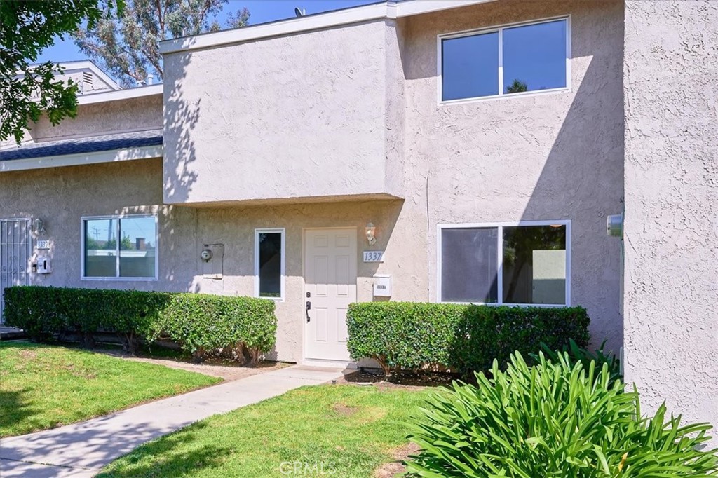 1337 N Elderberry Avenue