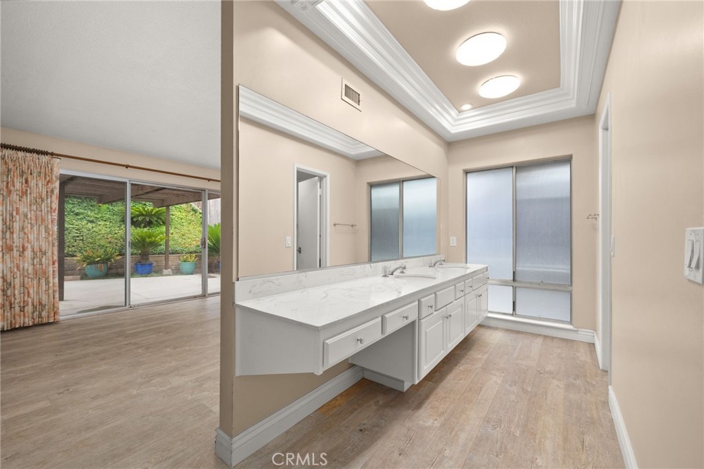 710 W Wedgewood Lane