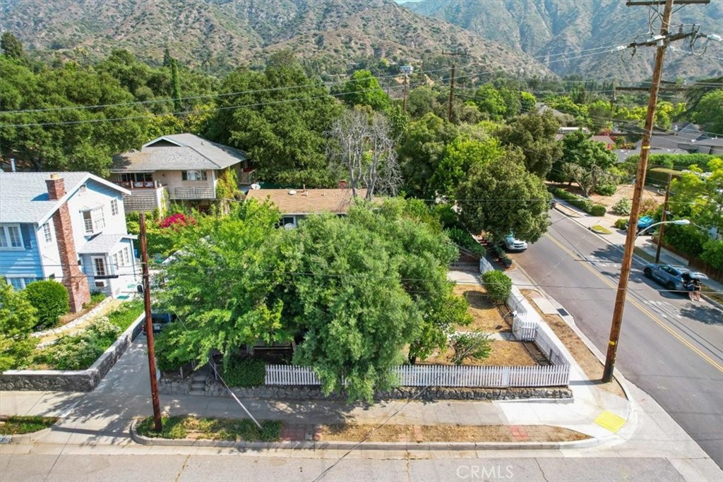 215 N Mountain Trail