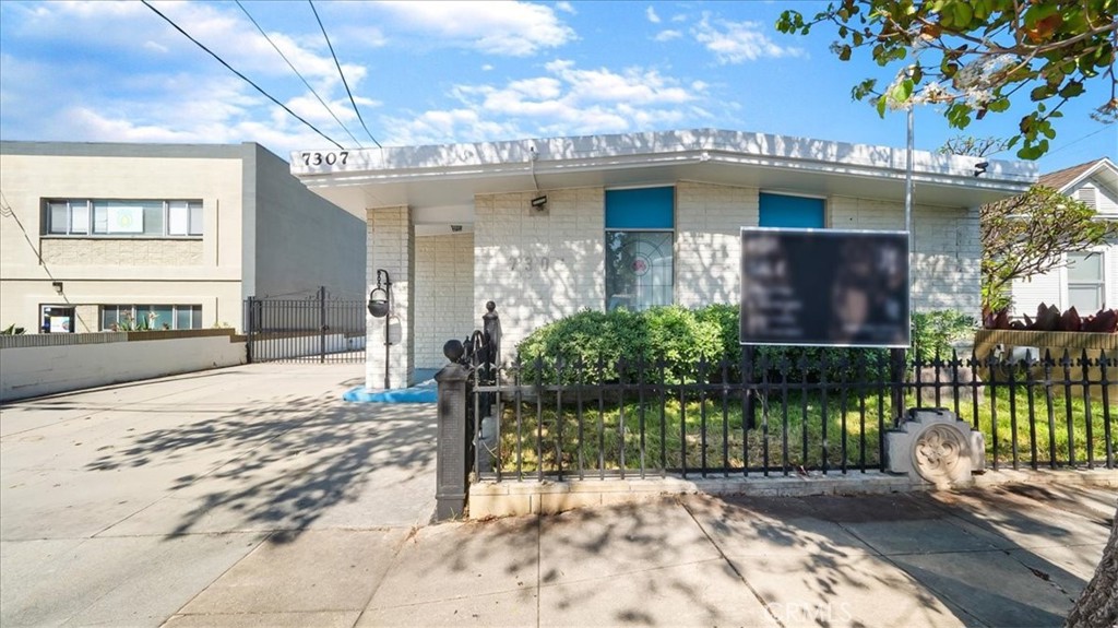 7307 Whittier Avenue