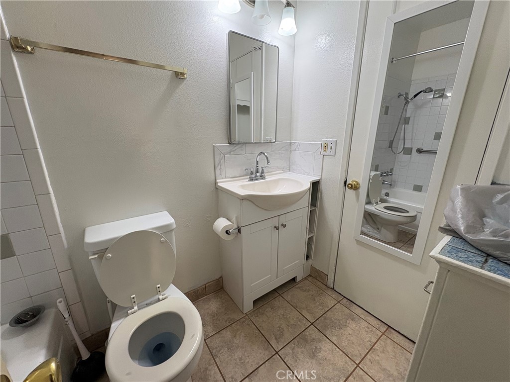 1123 Unit B E La Deney Court