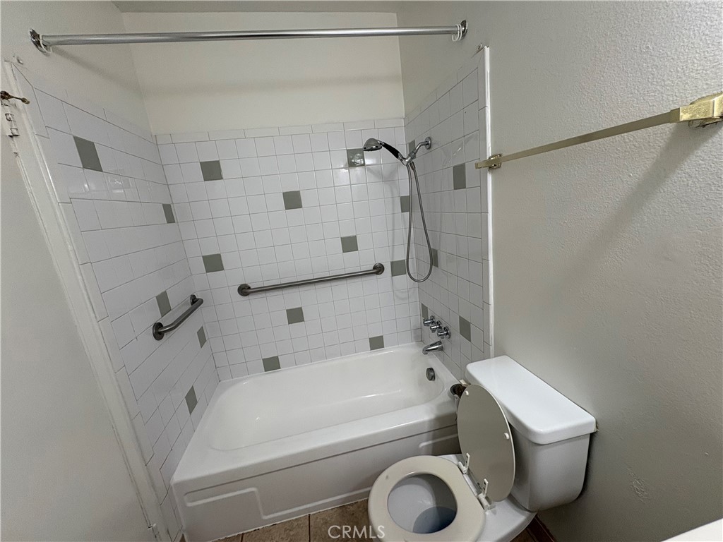 1123 Unit B E La Deney Court