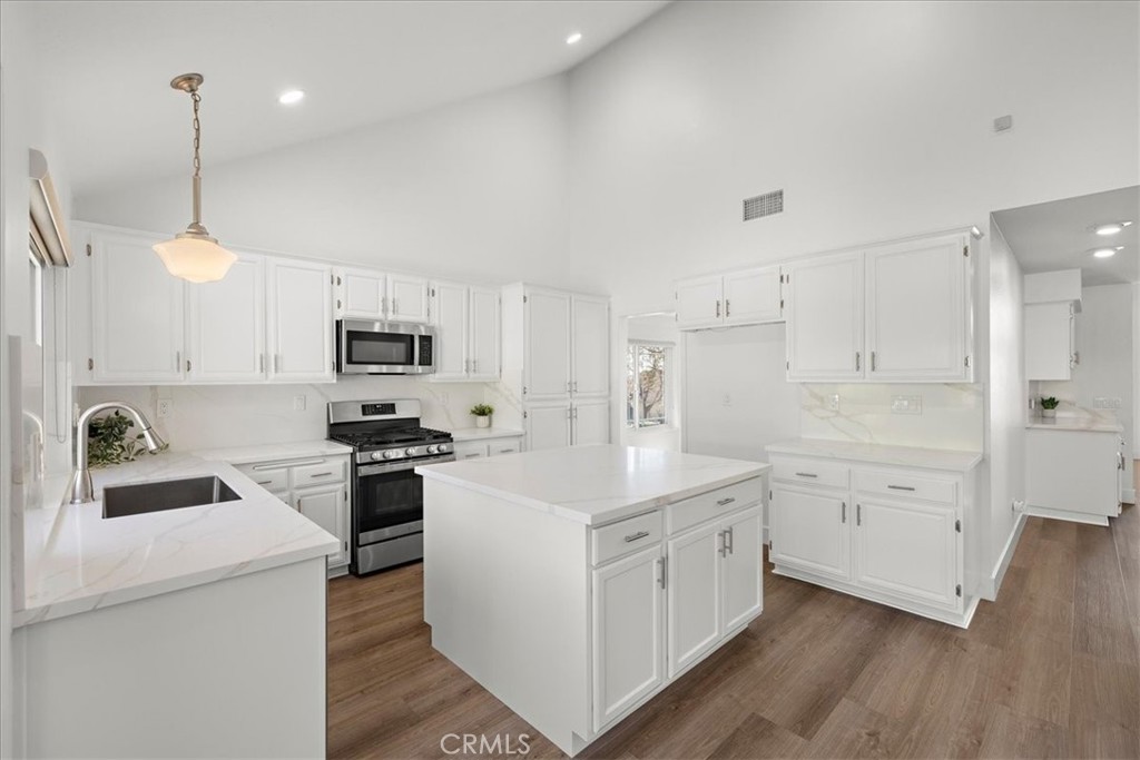 11044 Stone River