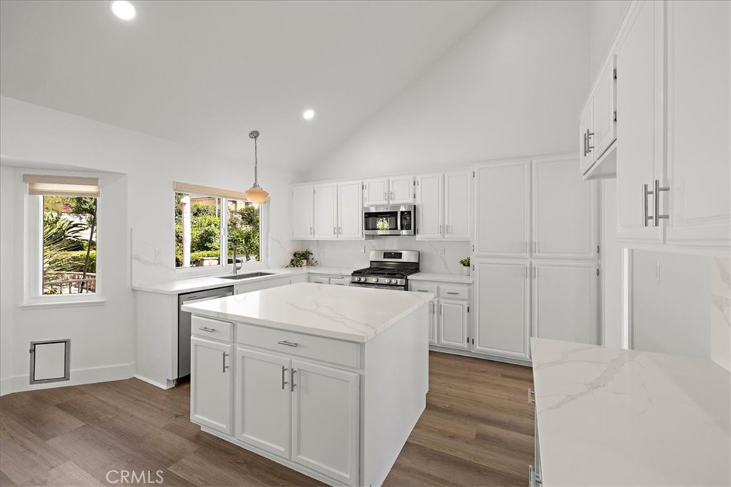 11044 Stone River