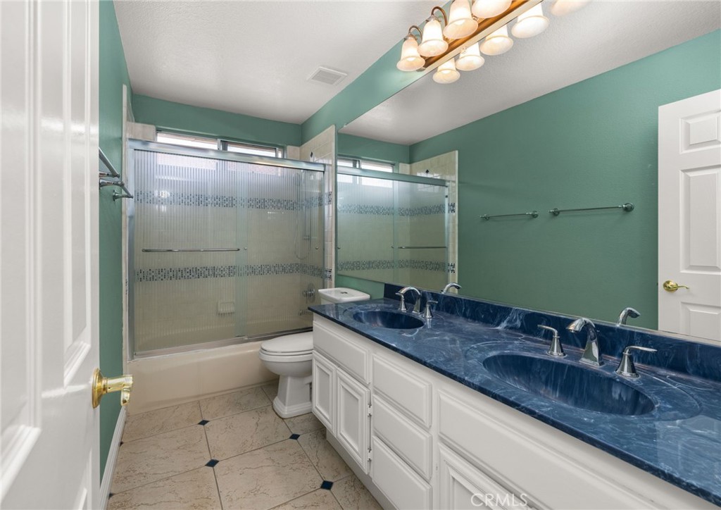 1015 La Salle Circle