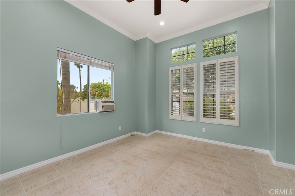 1015 La Salle Circle