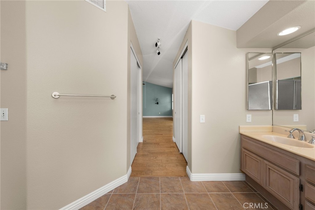 1015 La Salle Circle