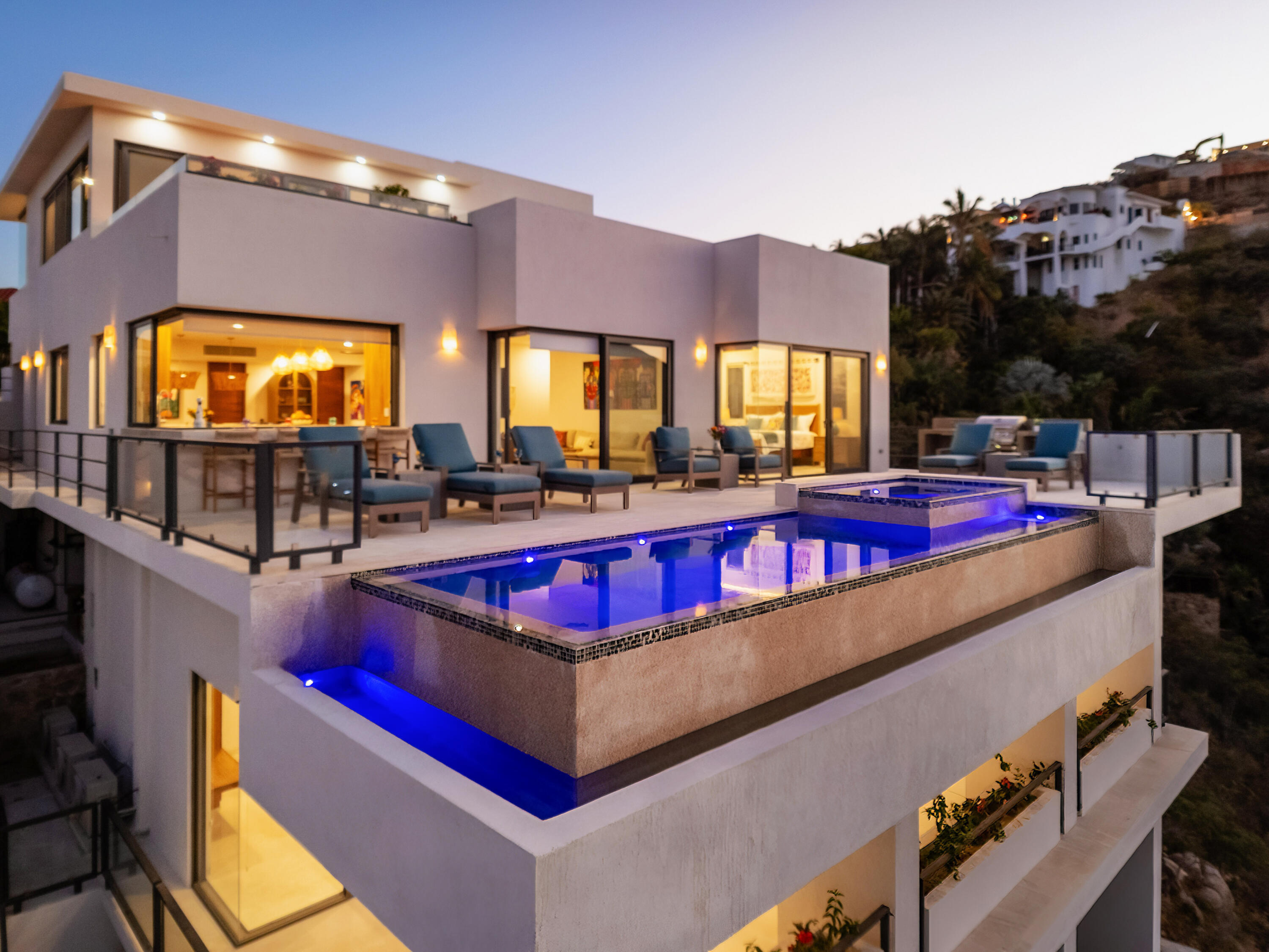 Cam. Grande, Casa Q