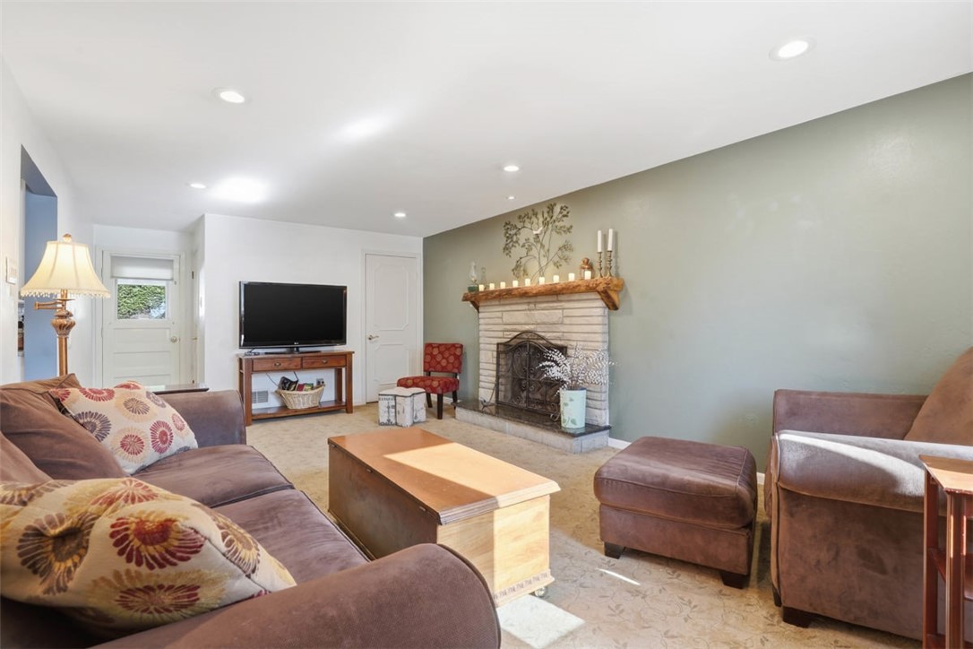 270 Twin Hills Dr