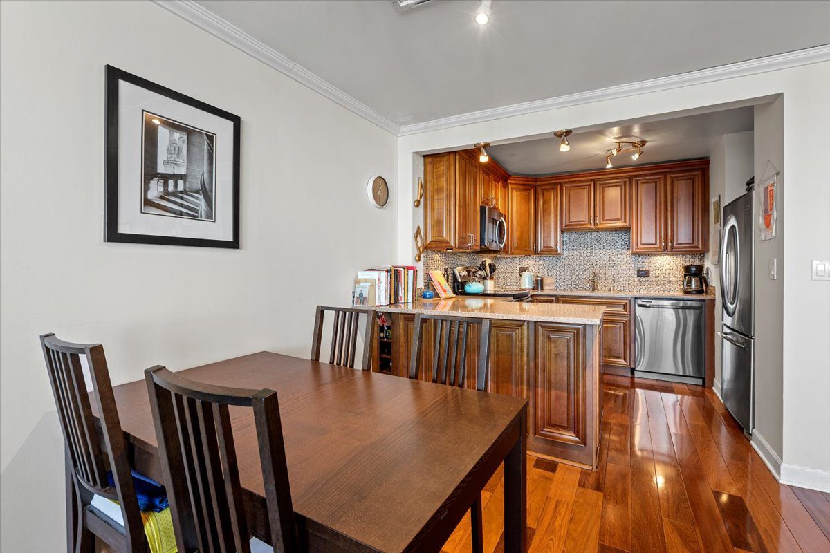 1560 N Sandburg Terrace Unit: 2806