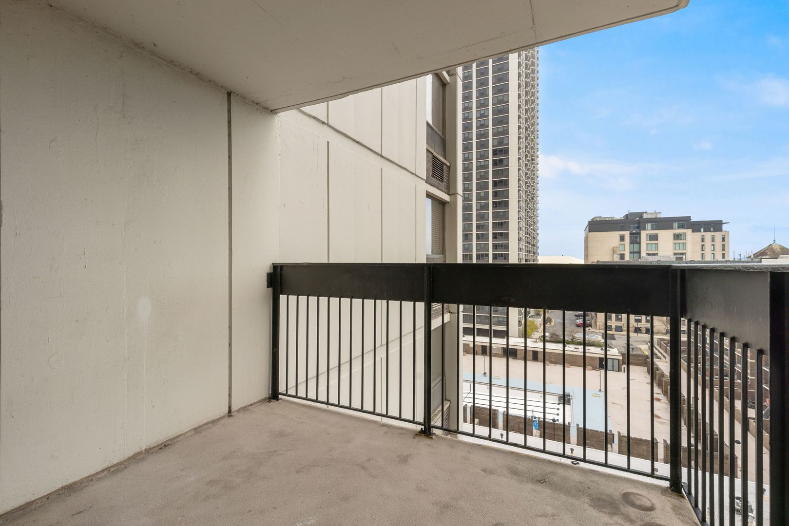 1460 N Sandburg Terrace Unit: 806
