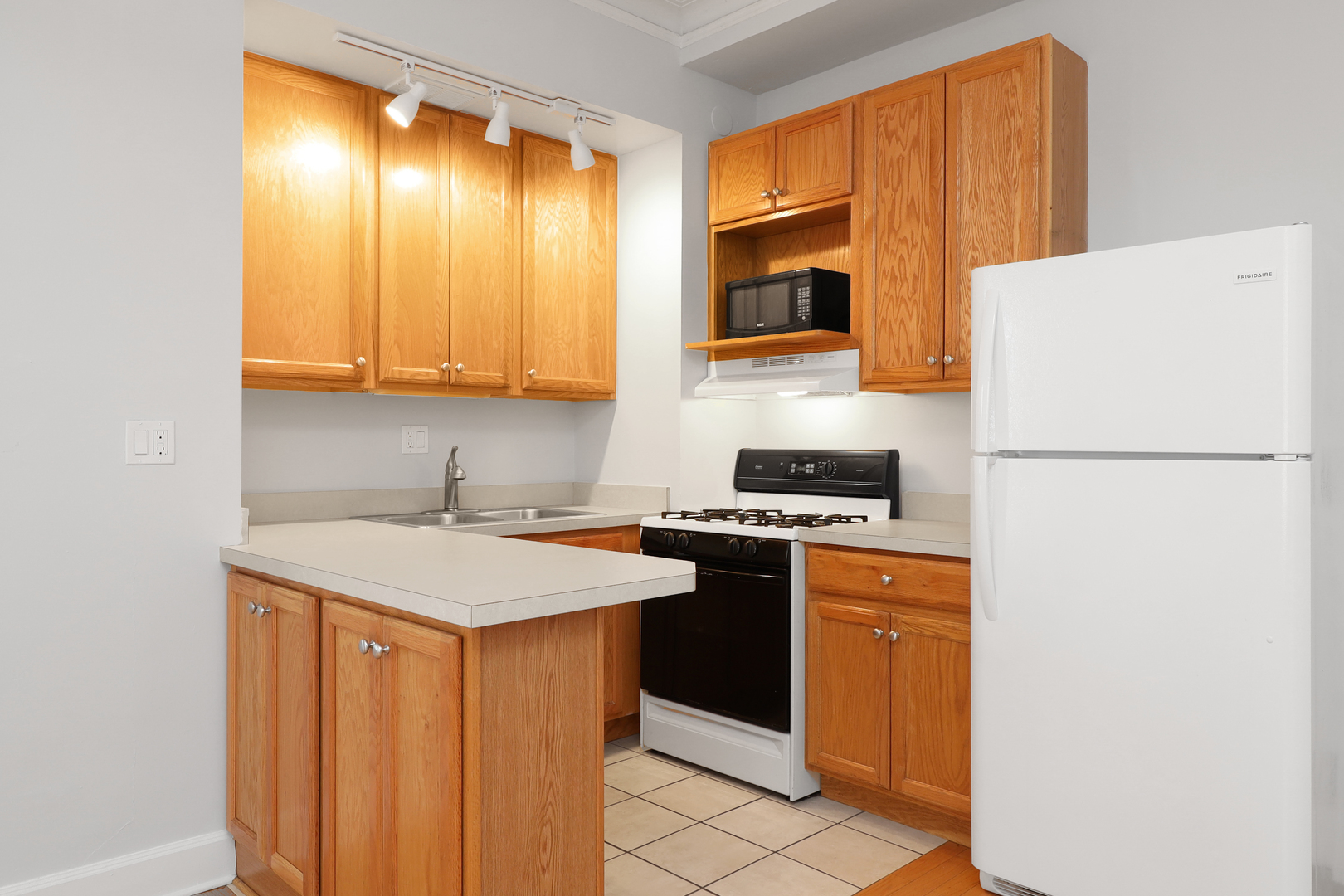 3330 N Lake Shore Drive Unit: 4F