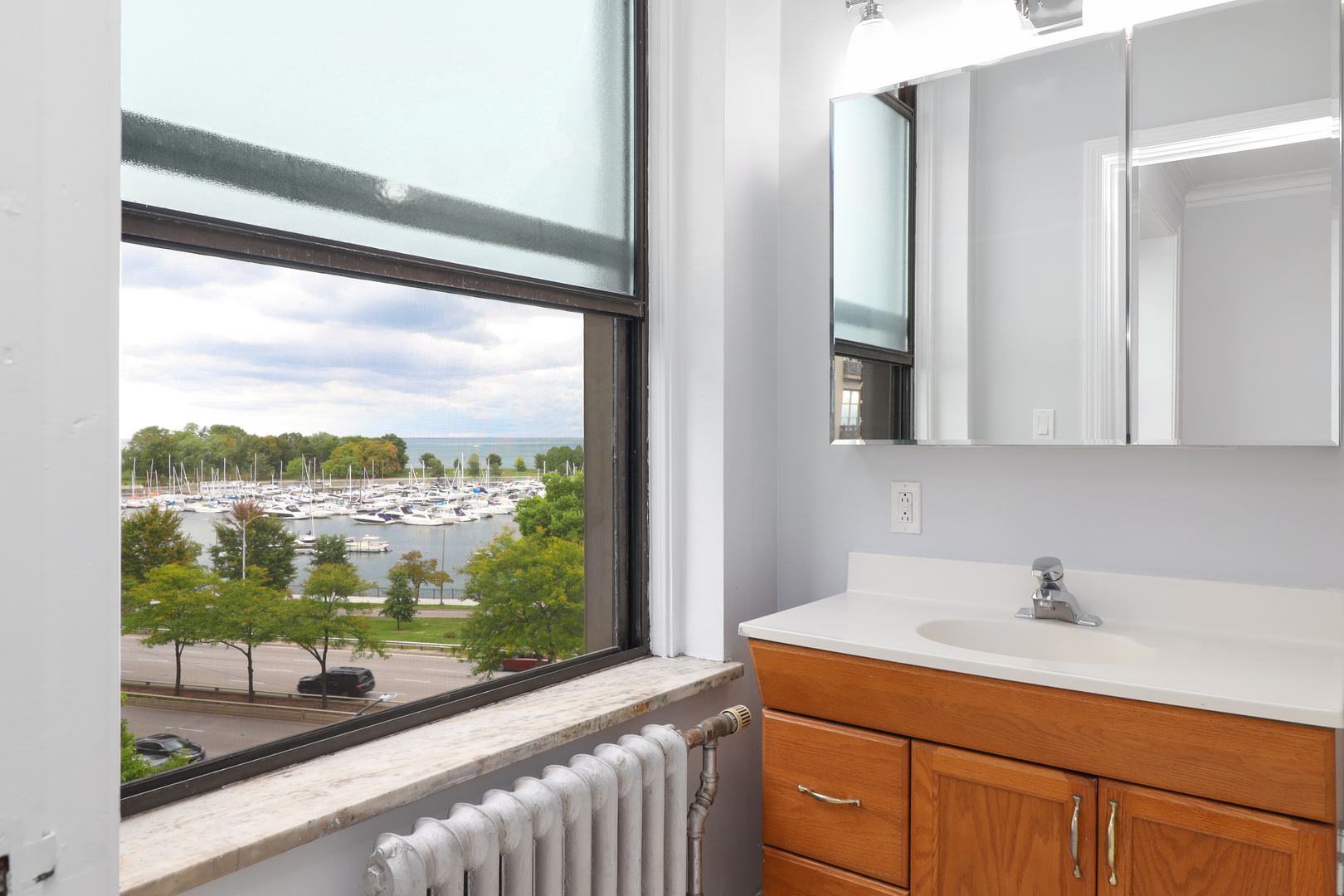 3330 N Lake Shore Drive Unit: 4F