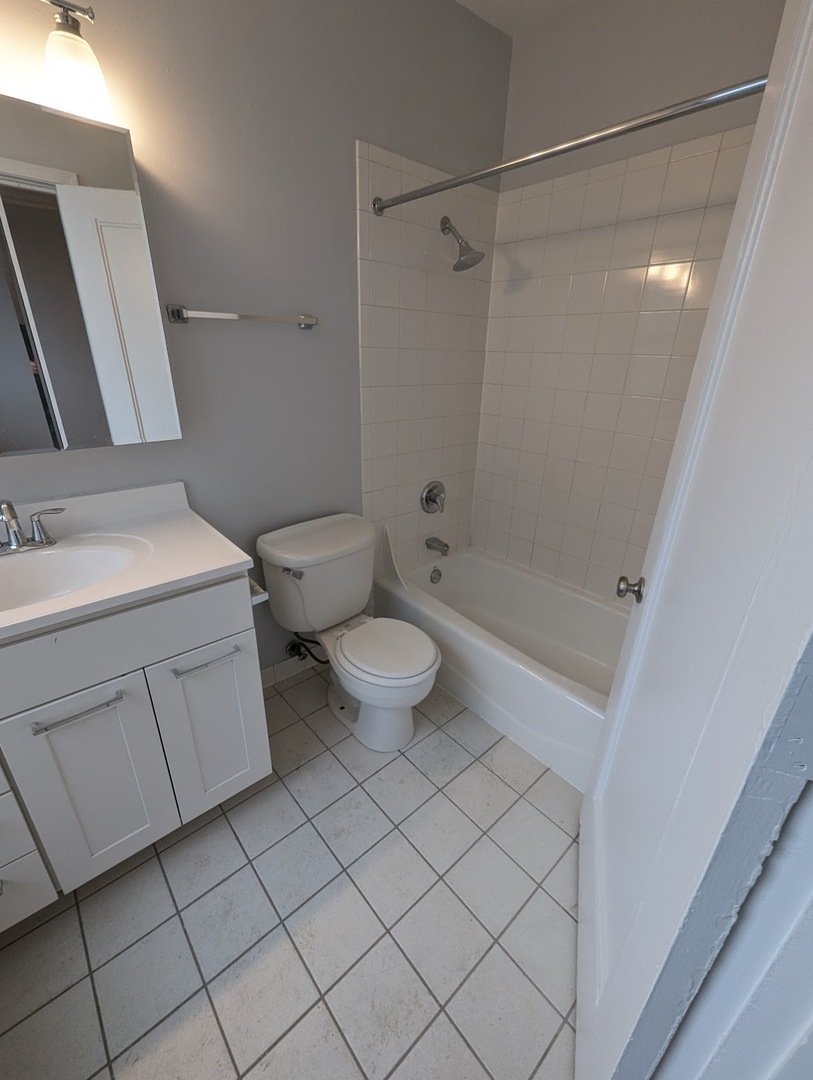 3330 N Lake Shore Drive Unit: 5F