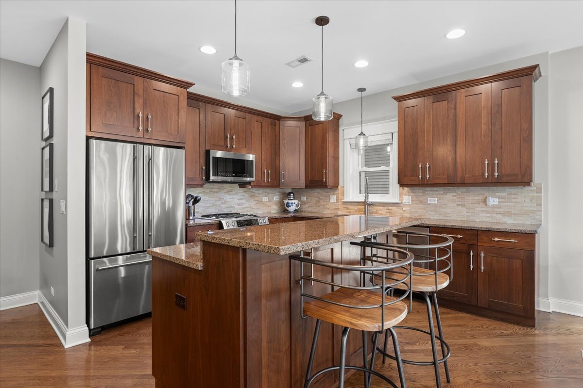 2530 N Ashland Avenue Unit: 2N