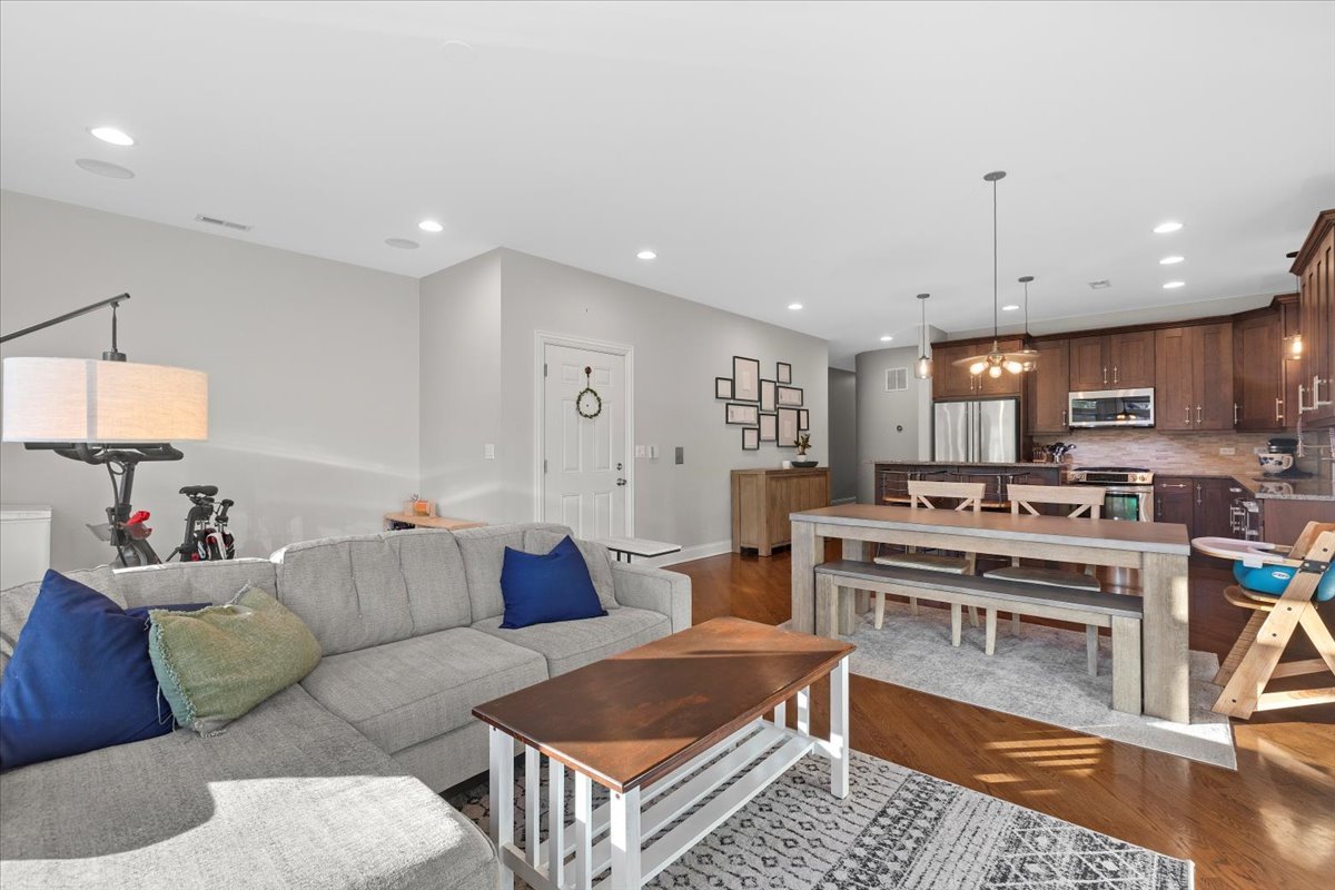 2530 N Ashland Avenue Unit: 2N