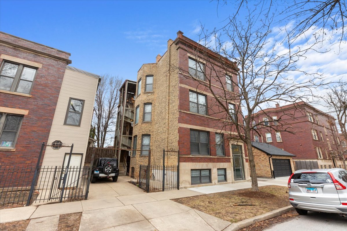 2114 W Byron Street Unit: 3