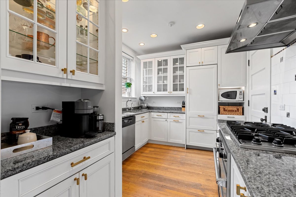 2726 N Pine Grove Avenue Unit: 3N