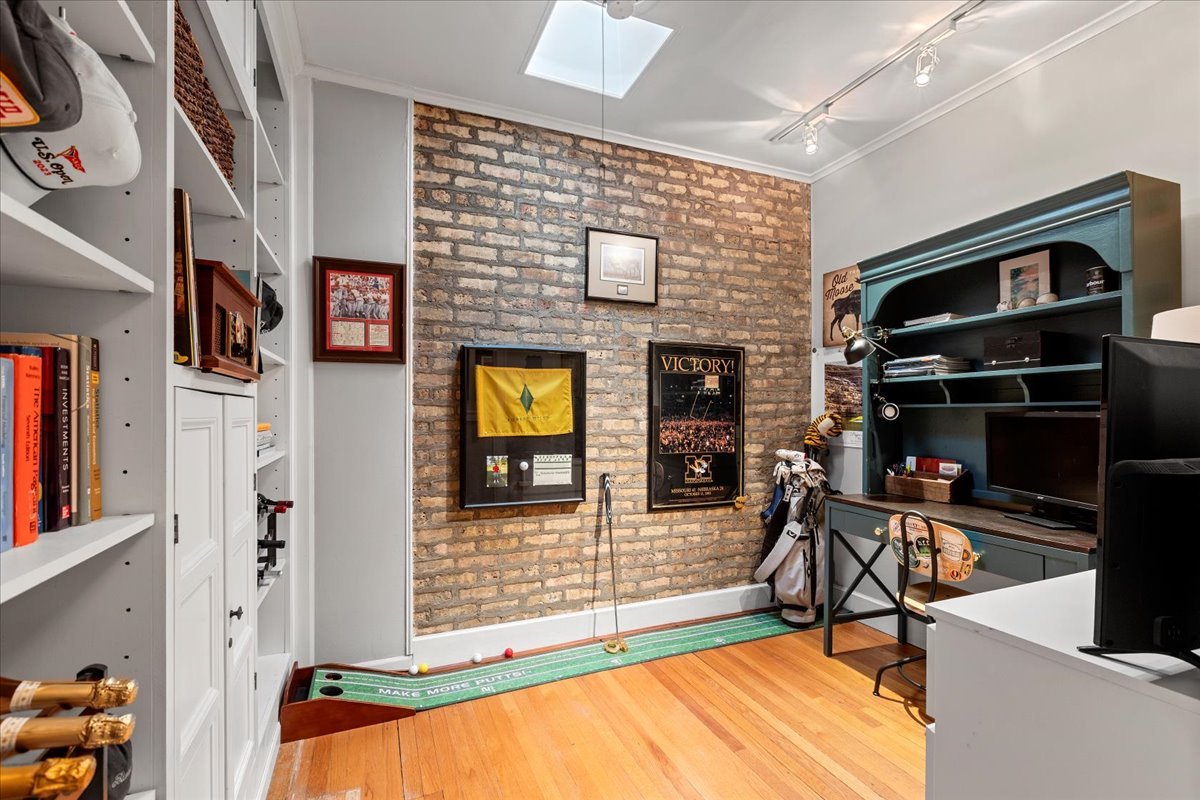 2726 N Pine Grove Avenue Unit: 3N