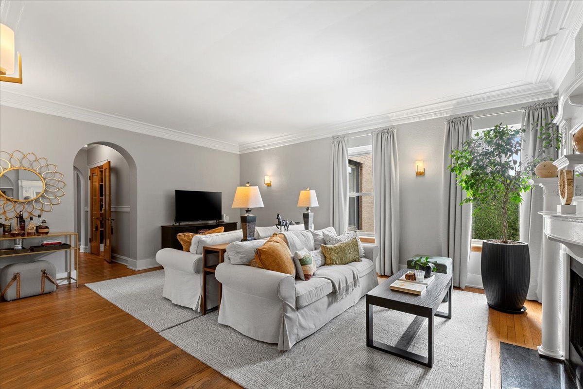 2726 N Pine Grove Avenue Unit: 3N