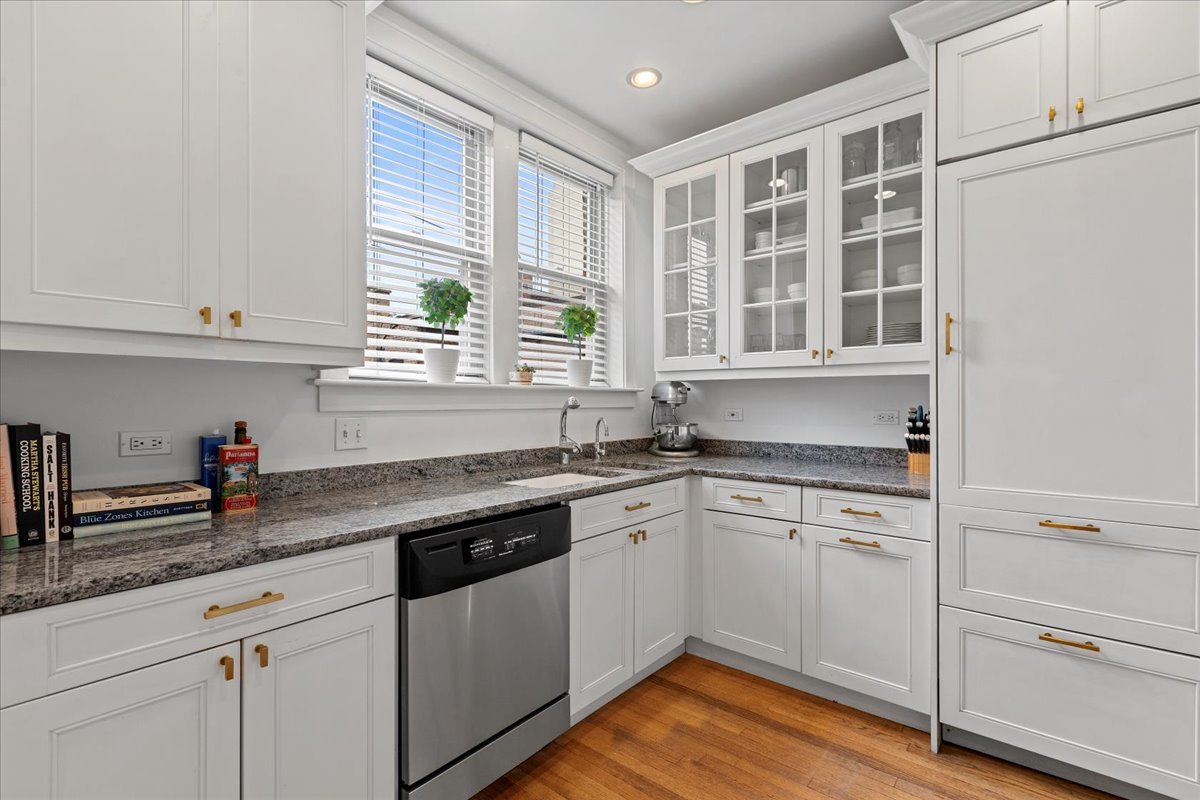2726 N Pine Grove Avenue Unit: 3N