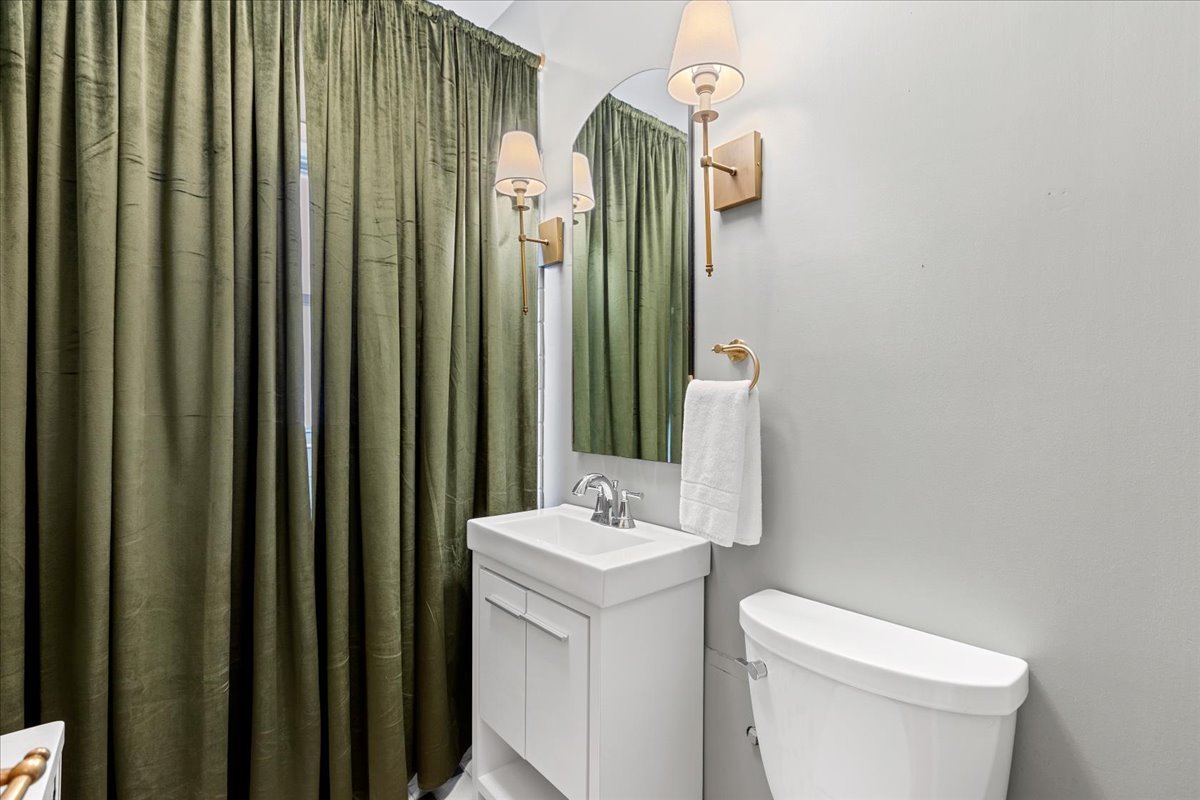 2726 N Pine Grove Avenue Unit: 3N