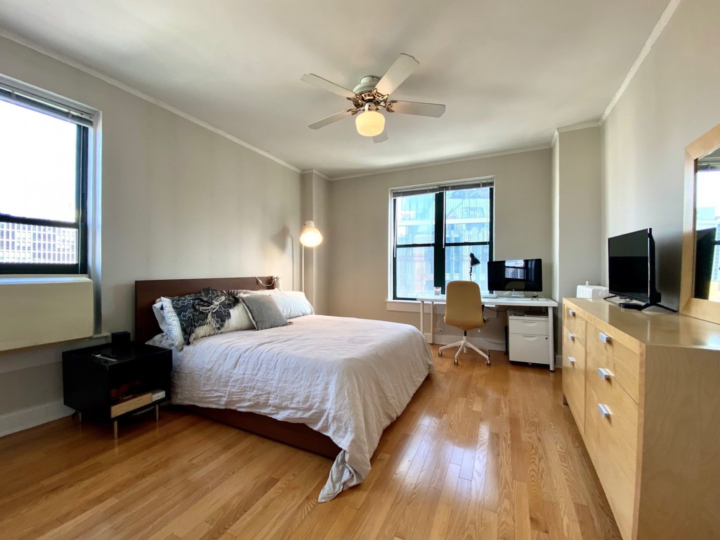 10 W Elm Street Unit: 1608