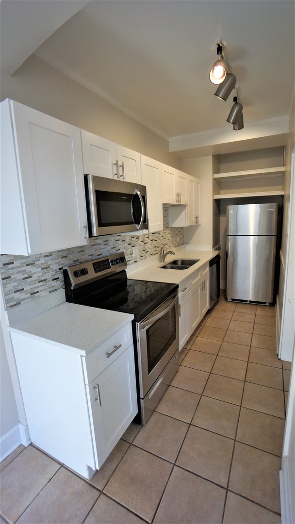 10 W Elm Street Unit: 1608